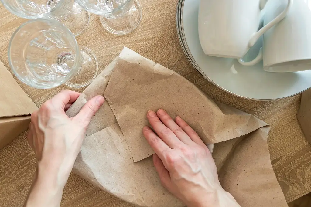 5 Easy Steps | How To Pack Plates To Move Safely