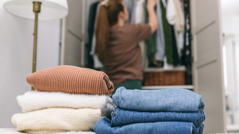 How Do You Pack Clothes When Moving | 10 Easy Steps